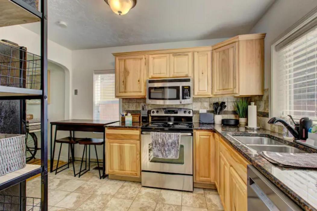 Home Sweet Idahome, Feels Like Home With All The Decor You Wish You Could Afford King Bed In Master, Fully Fenced Dog Friendly Yard, A Few Blocks From Bsu And Downtown Boise, Your Perfect Stay! Экстерьер фото